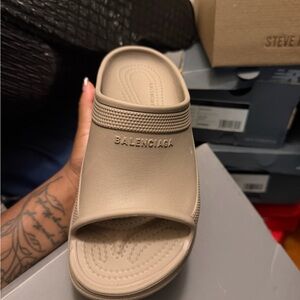 Balenciaga women’s Beige Slides
